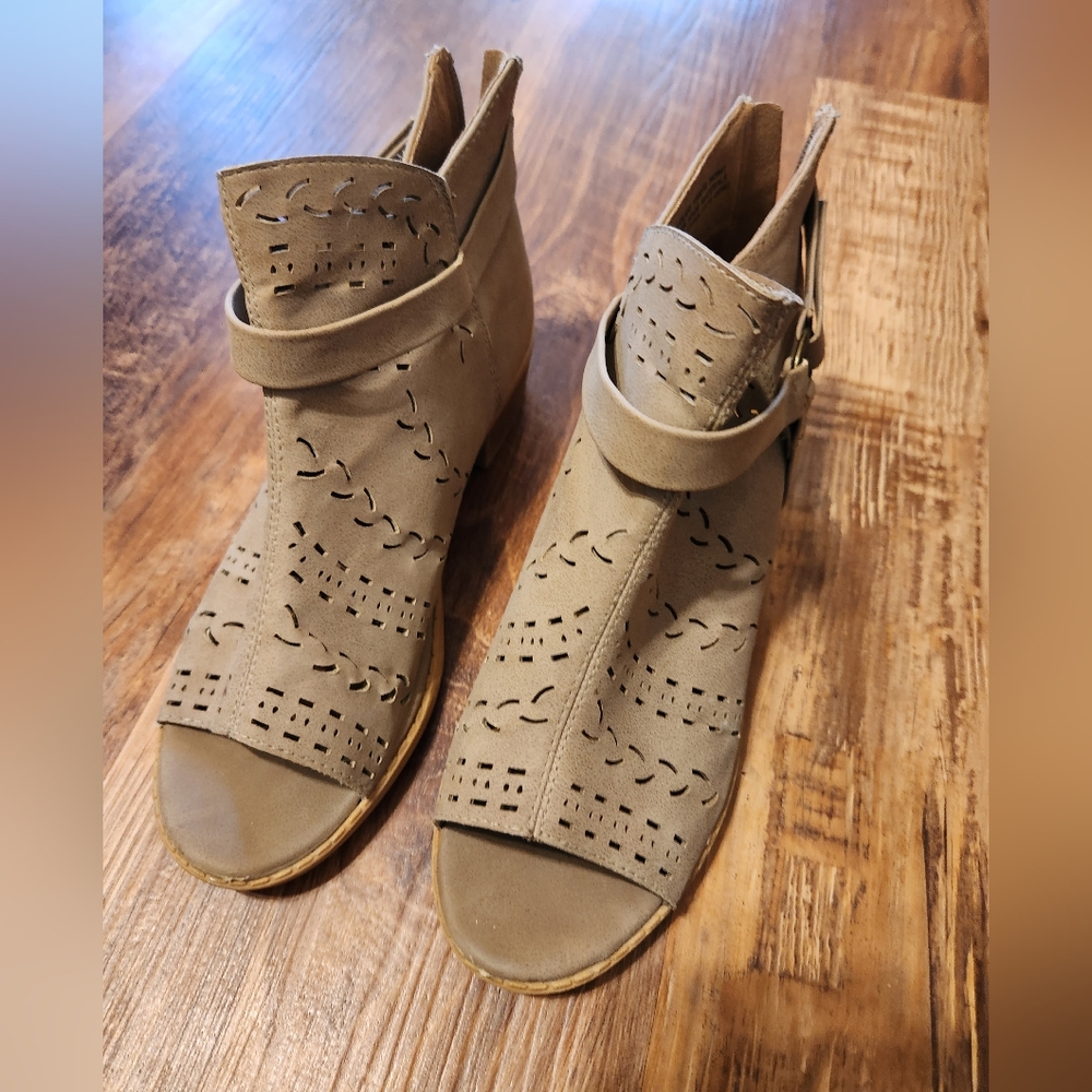 Pretty ankle boots with heels